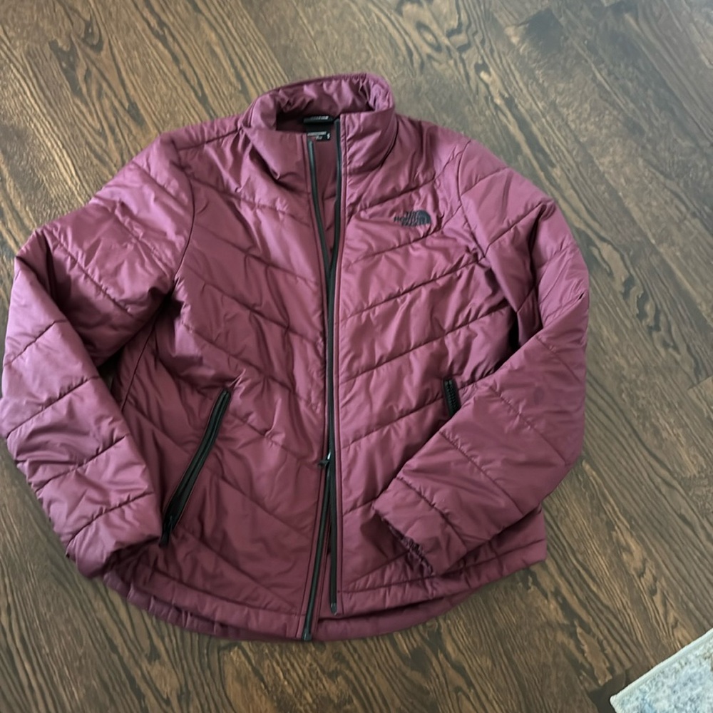 North face warm coat worn a few times, size medium!